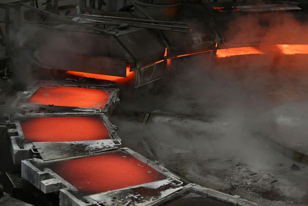 Molten copper poured into molds at the ZiJIn Serbia Copper plant in Bor, Serbia, on Thursday, April 18, 2024. Copper prices have rallied recently, driven by an improving outlook for global manufacturing and mine disruptions. Photographer: Oliver Bunic/Bloomberg réz