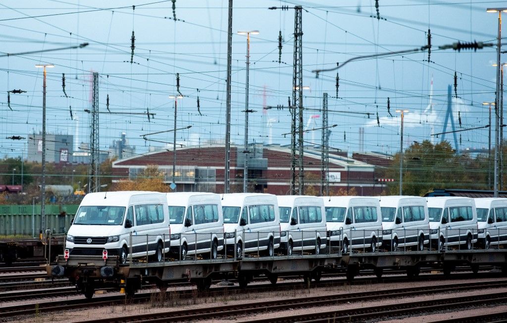 03 November 2023, Hamburg: Volkswagen transporters stand on rail container wagons in the port. The Federal Statistical Office today presents the export figures from September 2023. Photo: Daniel Bockwoldt/dpa (Photo by Daniel Bockwoldt / DPA / dpa Picture-Alliance via AFP)