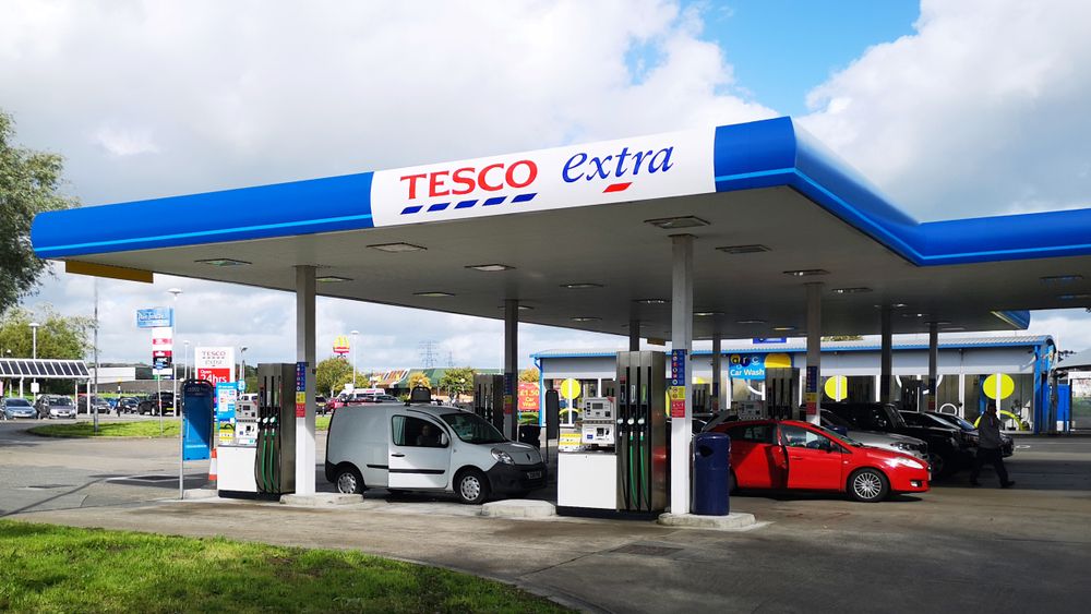 Llanelli,,Uk:,September,21,,2018:,Customers,Refuel,Their,Cars,At