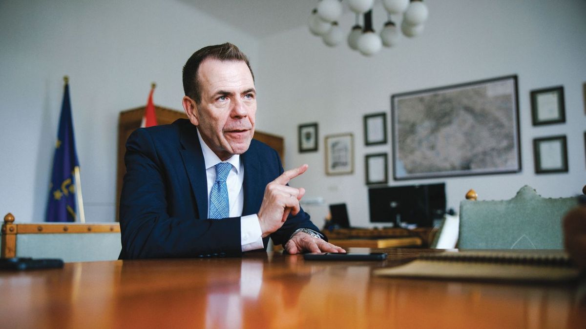 Az osztrák EP-képviselő a magyarokkal együtt állítaná meg az őrületet Európában