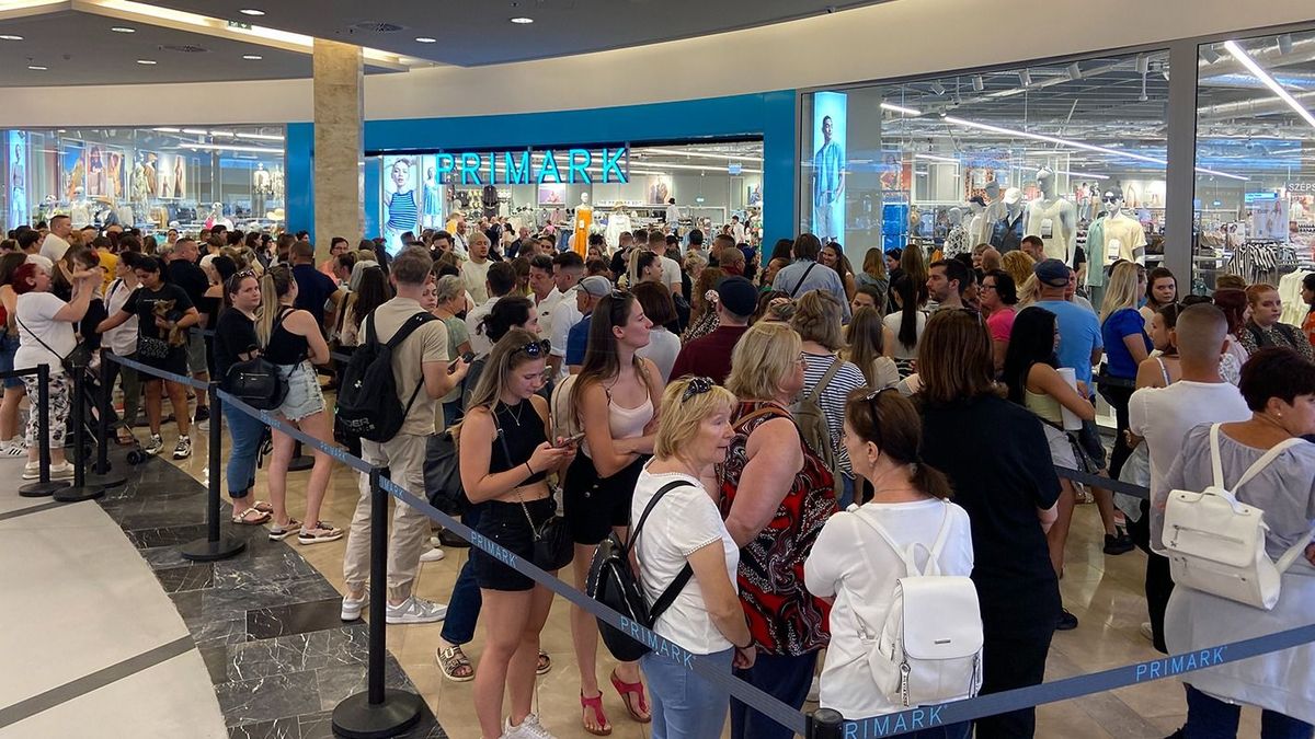 A megnyitó másnapján is óriási sorok állnak a Primark előtt – azonban vannak már olyanok, akik csalódtak a cégben