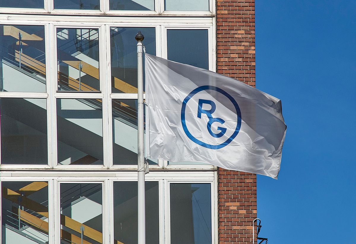 Budapest, 2023. március 12.
A Richter Gedeon Nyrt. gyógyszeripari cég logóját díszítő zászló az egyik épületénél Kőbányán, a Gyömrői úton. Eredetileg Richter Gedeon gyógyszervegyész 1901-ben megvásárolta Budapesten az Üllői úton a Sas patikát. A családi vállalat 1923-ban alakult részvénytársasággá. A második világháború után a gyárat államosították, nevét Kőbányai Gyógyszerárugyárra változtatták, azonban külföldön a Richter Gedeon Vegyészeti Gyár Rt. cégnevet használták, ami később általánossá vált.
MTVA/Bizományosi: Róka László 
***************************
Kedves Felhasználó!
Ez a fotó nem a Duna Médiaszolgáltató Zrt./MTI által készített és kiadott fényképfelvétel, így harmadik személy által támasztott bárminemű – különösen szerzői jogi, szomszédos jogi és személyiségi jogi – igényért a fotó szerzője/jogutódja közvetlenül maga áll helyt, az MTVA felelőssége e körben kizárt.
