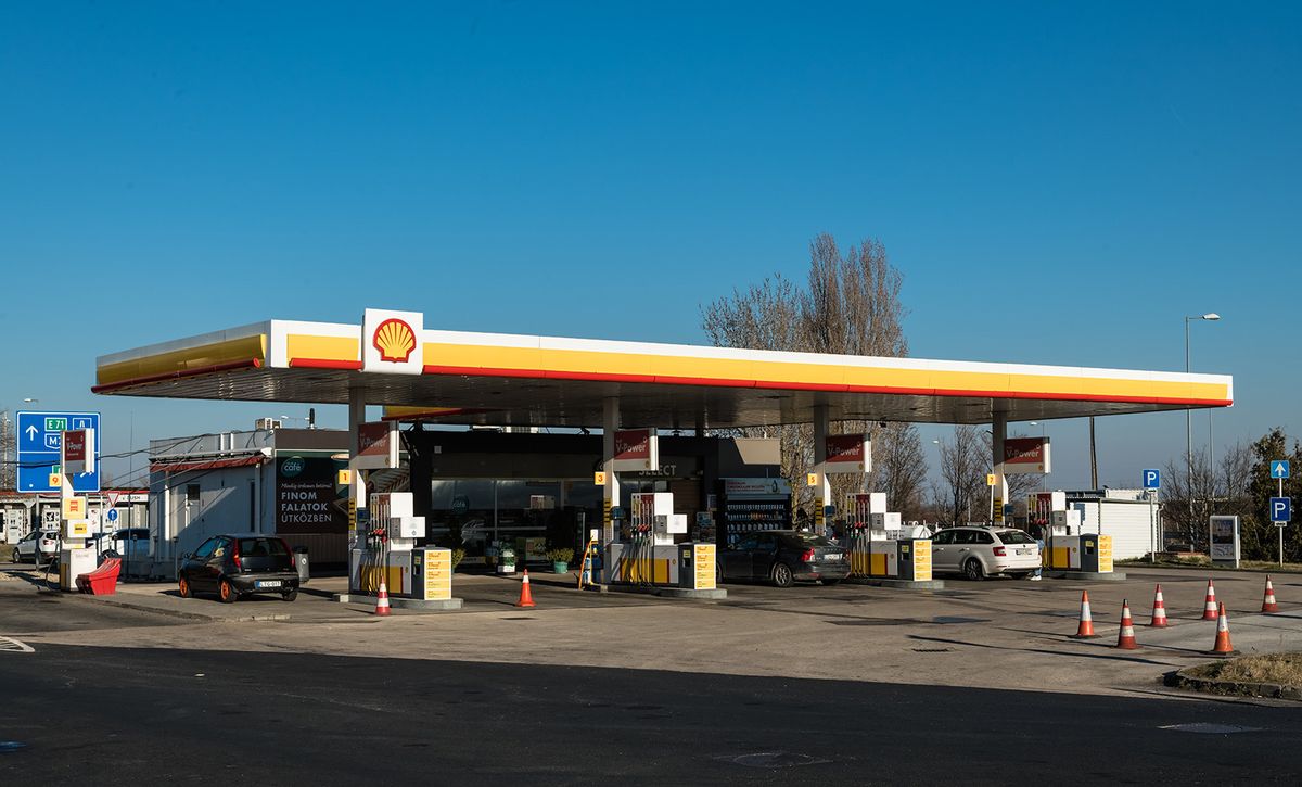 Székesfehérvár, 2022. március 13.A Royal Dutch Shell, vagy közismertebb nevén a Shell egy holland-angol multinacionális olajvállalat magyarországi vállalatának a Shell Hungary Zrt.-nek egyik üzemanyagtöltő állomása az M7-es autópálya 59 km-es kilométer szelvényében, Székesfehérvárnál.MTVA/Bizományosi: Faludi Imre ***************************Kedves Felhasználó!Ez a fotó nem a Duna Médiaszolgáltató Zrt./MTI által készített és kiadott fényképfelvétel, így harmadik személy által támasztott bárminemű – különösen szerzői jogi, szomszédos jogi és személyiségi jogi – igényért a fotó szerzője/jogutódja közvetlenül maga áll helyt, az MTVA felelőssége e körben kizárt.
