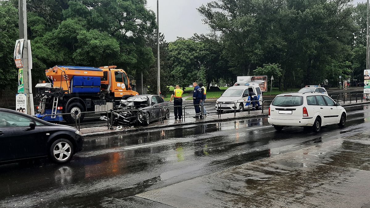 Baleset miatt lezárták a Szentendrei utat