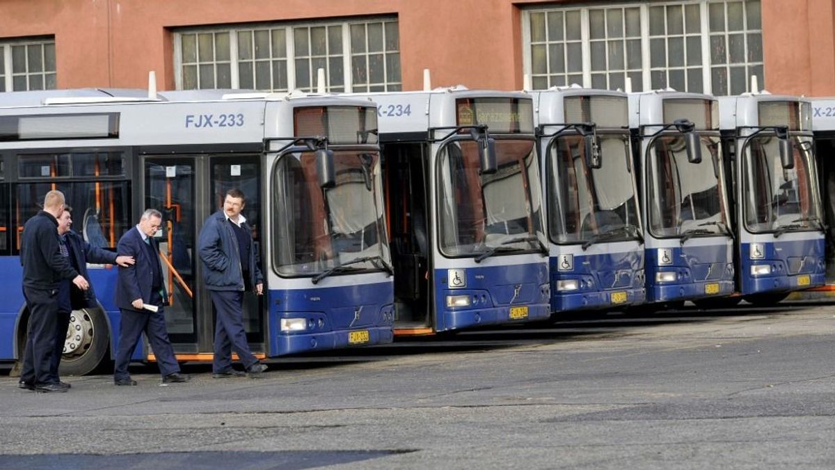 Örülhetnek a bulizók: nem lesz tömegnyomor a szórakozóhelyek környékén járó buszokon