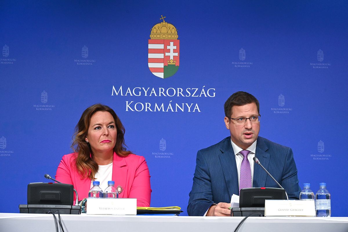 GULYÁS Gergely; VITÁLYOS EszterBudapest, 2024. április 25.
Gulyás Gergely Miniszterelnökséget vezető miniszter beszél, mellette Vitályos Eszter kormányszóvivő a Kormányinfó sajtótájékoztatón a Miniszterelnöki Kabinetiroda épületében 2024. április 25-én.
MTI/Máthé Zoltán