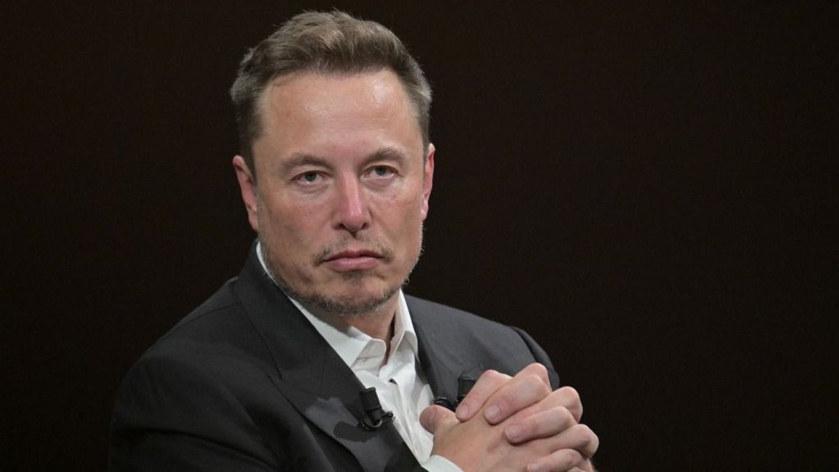 Musk gyárlátogatással ágyazna meg a Teslától remélt gigabónuszának
