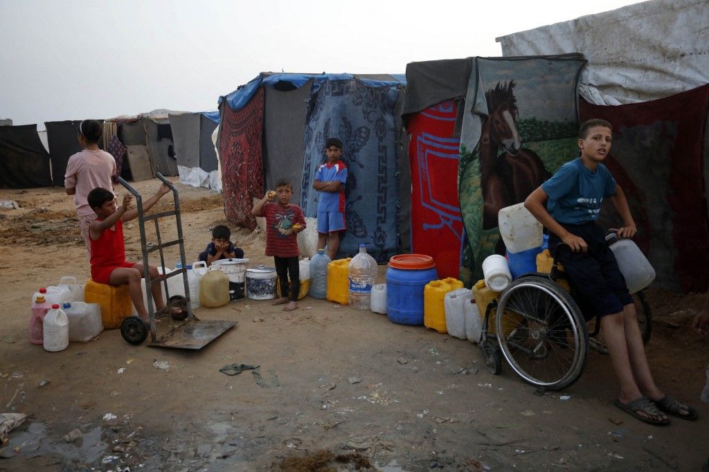 izraeli háború, Rafah, Gázai övezet, Gáza
Palestinians who migrated from Rafah to Deir al-Balah due to Israeli attacks struggle every day to find water