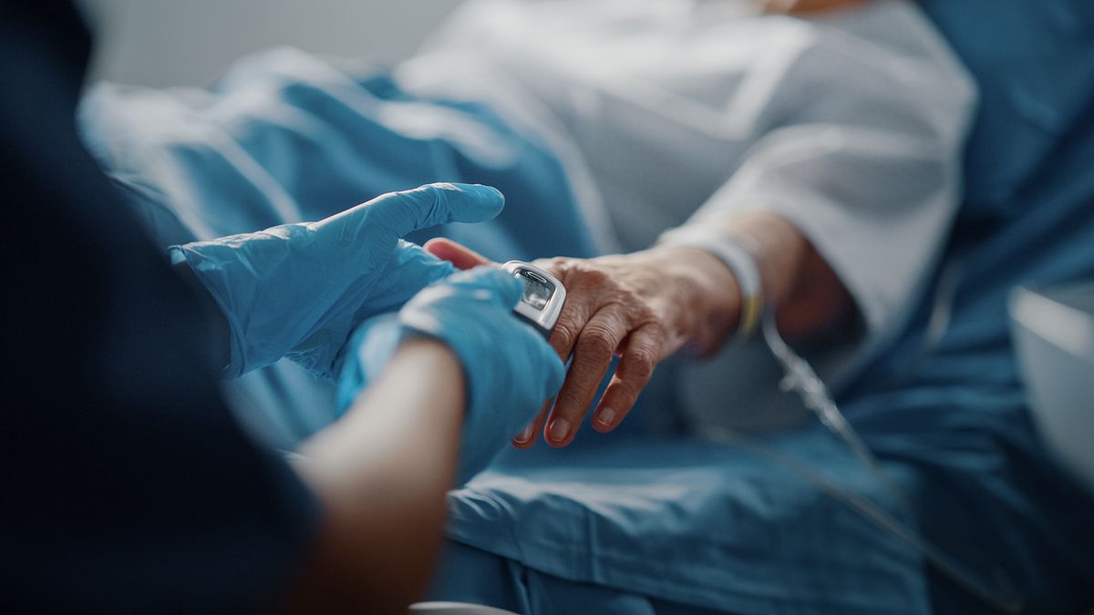 Nő a gyógyításra fordítható idő: díjat kapott a pécsi klinika elektronikus lázlaprendszere