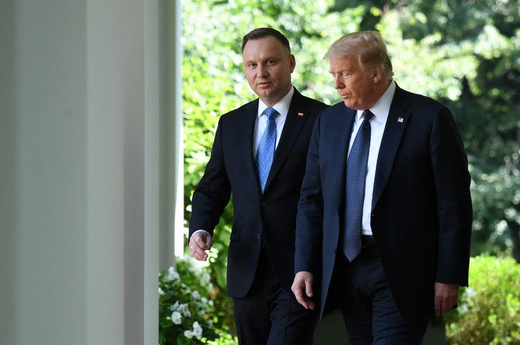 US President Donald Trump and Polish President Andrzej Duda(L) walk before a holding a joint press conference in the Rose Garden of the White House in Washington, DC, June 24, 2020. (Photo by SAUL LOEB / AFP)