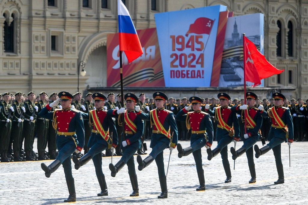 Russian honour guard soldiers march as they attend a general rehearsal for the Victory Day military parade in central Moscow on May 5, 2024. Russia will celebrate the 79th anniversary of the 1945 victory over Nazi Germany on May 9. (Photo by Sergei KISELEV / Moskva News Agency / AFP) / RUSSIA OUT / RESTRICTED TO EDITORIAL USE - MANDATORY CREDIT "AFP PHOTO / Moskva News Agency" - NO MARKETING NO ADVERTISING CAMPAIGNS - DISTRIBUTED AS A SERVICE TO CLIENTS