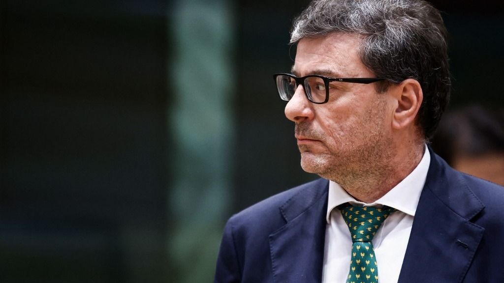 Italian Minister of Economics and Finance Giancarlo Giorgetti arrives for a Eurogroup meeting at the EU headquarters in Brussel on November 7, 2022. (Photo by Kenzo TRIBOUILLARD / AFP) globális minimumadó