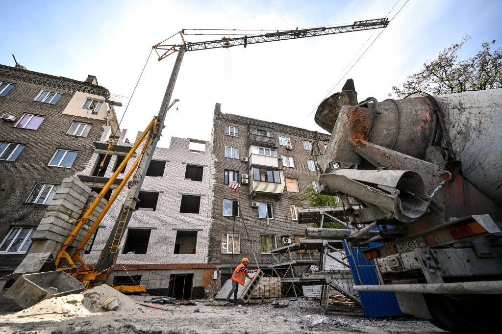 Reconstruction of residential buildings underway in ZaporizhzhiaA residential building at 80 Nezalezhnoi Ukrainy Street/3 Yakova Novytskoho Street is undergoing reconstruction after being destroyed by Russian shelling in Zaporizhzhia, southeastern Ukraine, on April 17, 2024. NO USE RUSSIA. NO USE BELARUS. (Photo by Ukrinform/NurPhoto) (Photo by Dmytro Smolienko / NurPhoto / NurPhoto via AFP)
külföldi beruházások