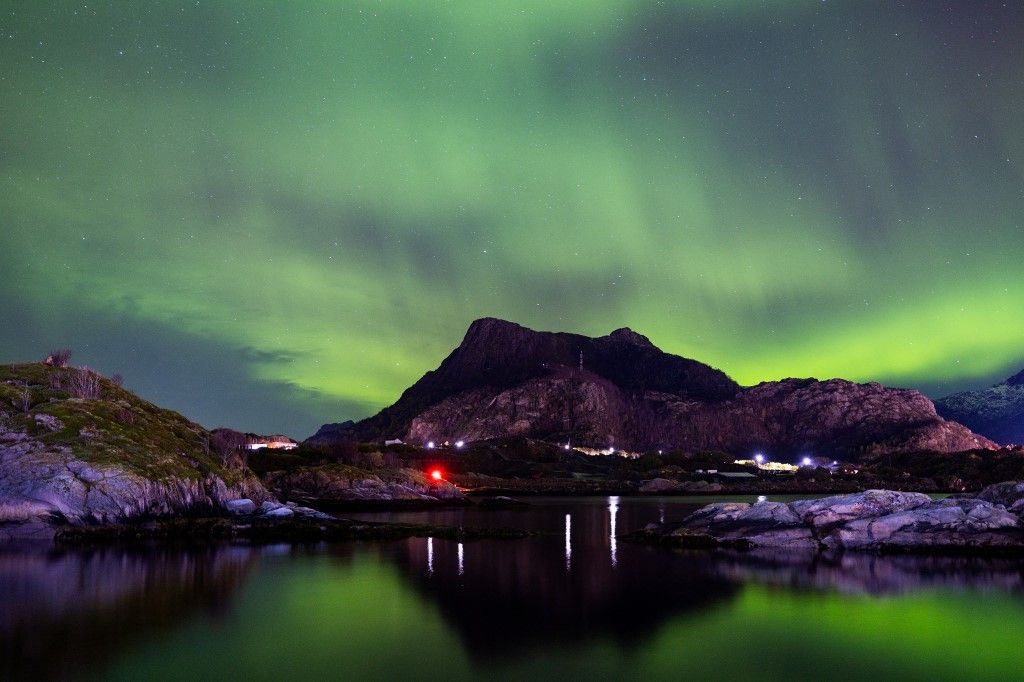 The Northern Lights Appear In The Sky Over Svolvaer
napvihar
