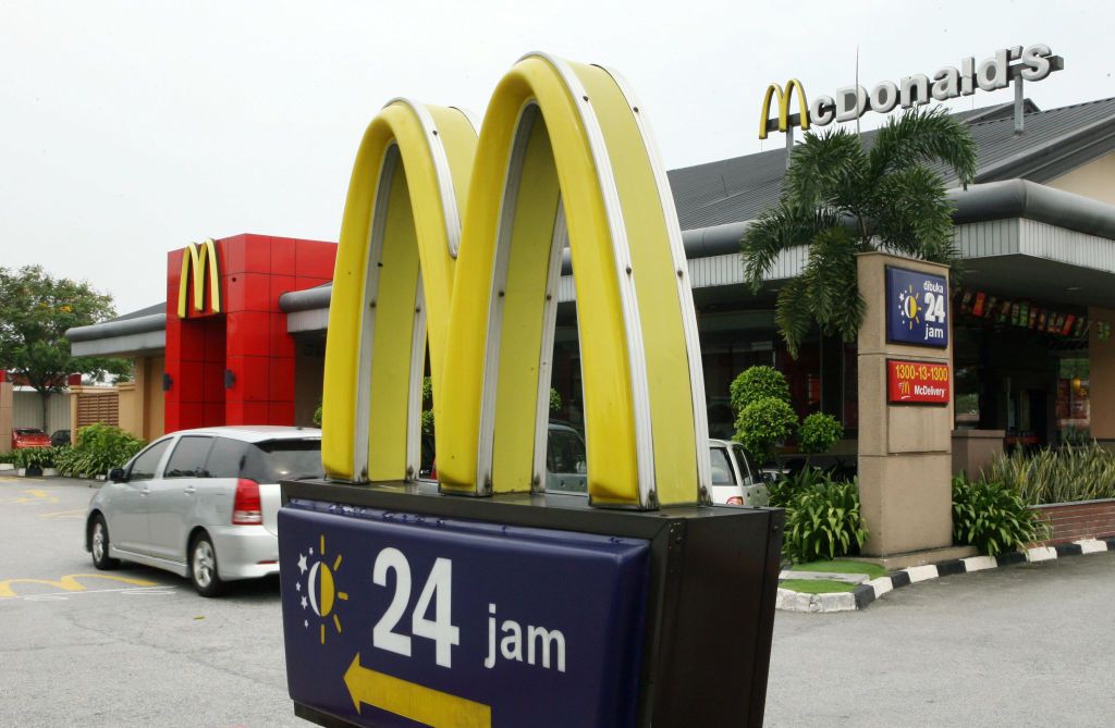 A motorist drives through the 24 hours McDonald's outlet in Petaling Jaya, Malaysia, on Tuesday, September 8th, 2009. Photographer: Goh Seng Chong/Bloomberg News