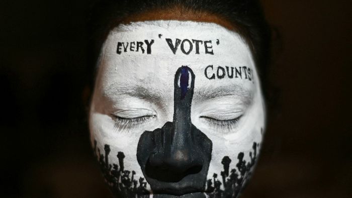 Egy főiskolai hallgató arcát kifestették, hogy felhívják a figyelmet az első generációs szavazókra a 2024. március 19-én esedékes indiai nemzeti választások előtti választási kampány során. 