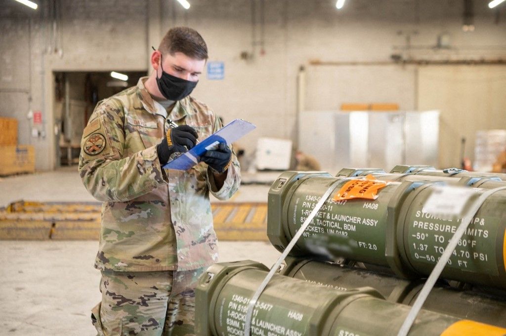 This handout photo courtesy of US Air Force taken on January 21, 2022 shows Staff Sgt. Kyle Davis, 436th Aerial Port Squadron special handling supervisor, counts pallets of ammunition, weapons and other equipment bound for Ukraine during a foreign military sales mission at Dover Air Force Base, Delaware. (Photo by Handout / US Airforce / AFP) / RESTRICTED TO EDITORIAL USE - MANDATORY CREDIT "AFP PHOTO /  Mauricio Campino /US Air Force " - NO MARKETING - NO ADVERTISING CAMPAIGNS - DISTRIBUTED AS A SERVICE TO CLIENTS fegyverszállítmány