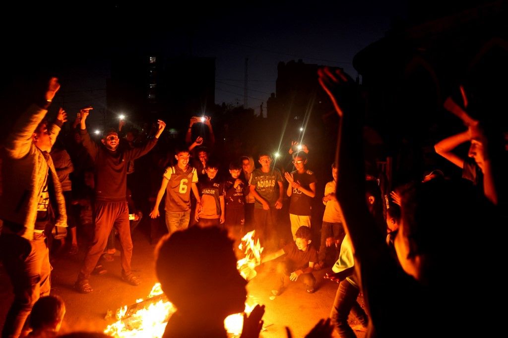 Palestinians celebrate in a street in Rafah, in the southern Gaza Strip, after Hamas announced it has accepted a truce proposal on May 6, 2024, amid the ongoing conflict between Israel and the Palestinian militant group Hamas. Hamas leader Ismail Haniyeh on May 6, informed mediators Qatar and Egypt that his Palestinian militant group had accepted their proposal for a ceasefire in Gaza after nearly seven months of war. (Photo by AFP) tűzszünet, rafah