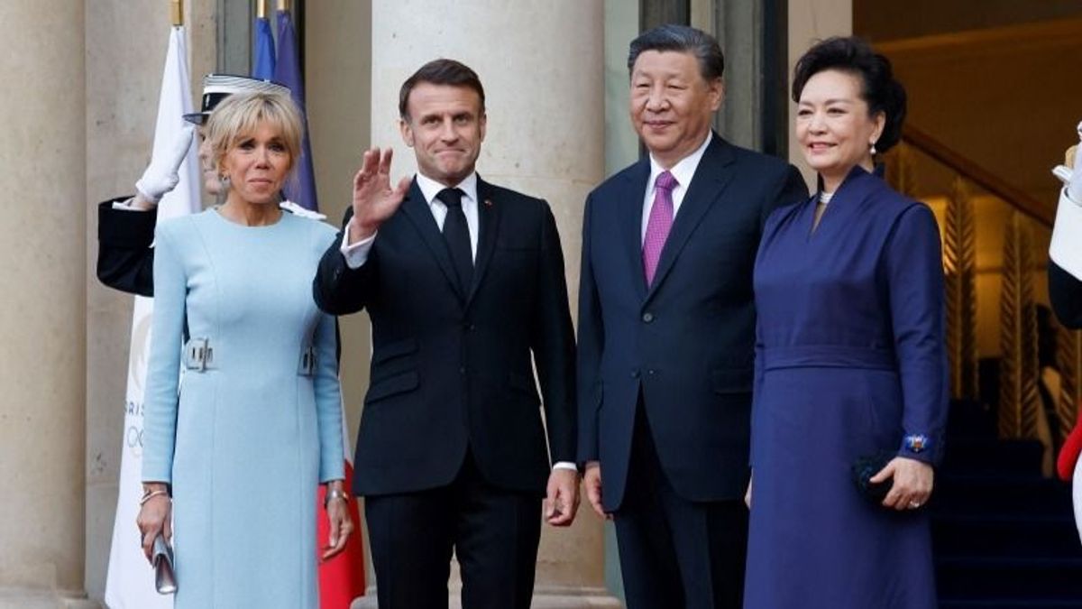 Hszi Csin-ping Párizsban: Sophie Marceau, Luc Besson, Salma Hayek is részt vett az állami vacsorán – videó