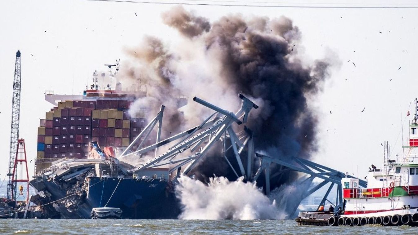 Robbantással szabadították ki a Baltimore-i híd romjai alá szorult konténerhajót – videó