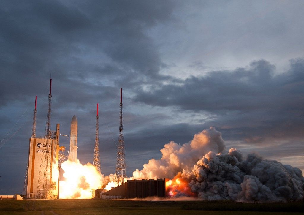 A handout picture released by the European Space Agency (ESA) on June 27, 2010 at the Arianespace launch site in Kourou, French Guiana shows the launch of an Ariane 5 rocket the day before at 6:41 pm (2141 GMT). It successfully placed two satellites in orbit, after twice delaying the launch for technical reasons this week. Riyadh-based communications operator Arabsat's 4.9-tonne satellite, made by Astrium and Thales Alenia Space, separated 26 minutes and 39 seconds after the launch while the South Korean satellite separated 32 minutes later.  AFP PHOTO / ESA / P.BAUDON (Photo by P. BAUDON / ESA / AFP) űrkutatás, európai űrügynökség