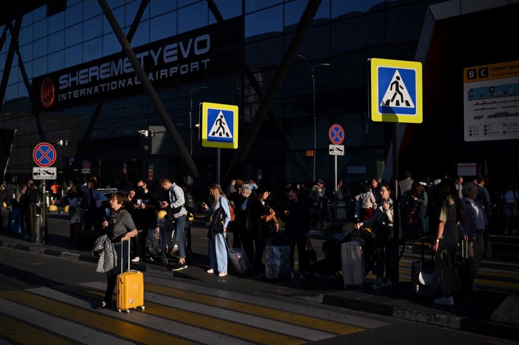 Passengers wait for their taxis at Moscow's Sheremetyevo International Airport on September 14, 2023. (Photo by Natalia KOLESNIKOVA / AFP) disszidens