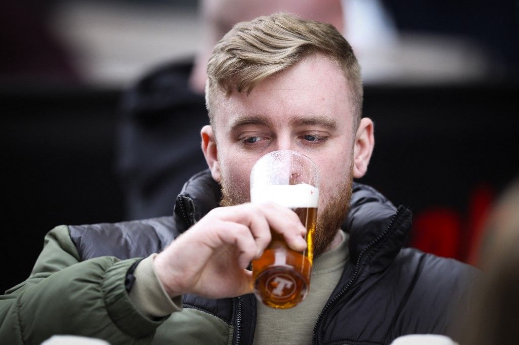 People are seen drinking alcohol at a beer garden on April 26, 2021 in Glasgow, Scotland. This visit comes as non-essential shops, beer gardens and businesses including the hospitality sector start to reopen in Scotland as more covid-19 lockdown rules are relaxed. (Photo by Ewan Bootman/NurPhoto) (Photo by Ewan Bootman / NurPhoto / NurPhoto via AFP)