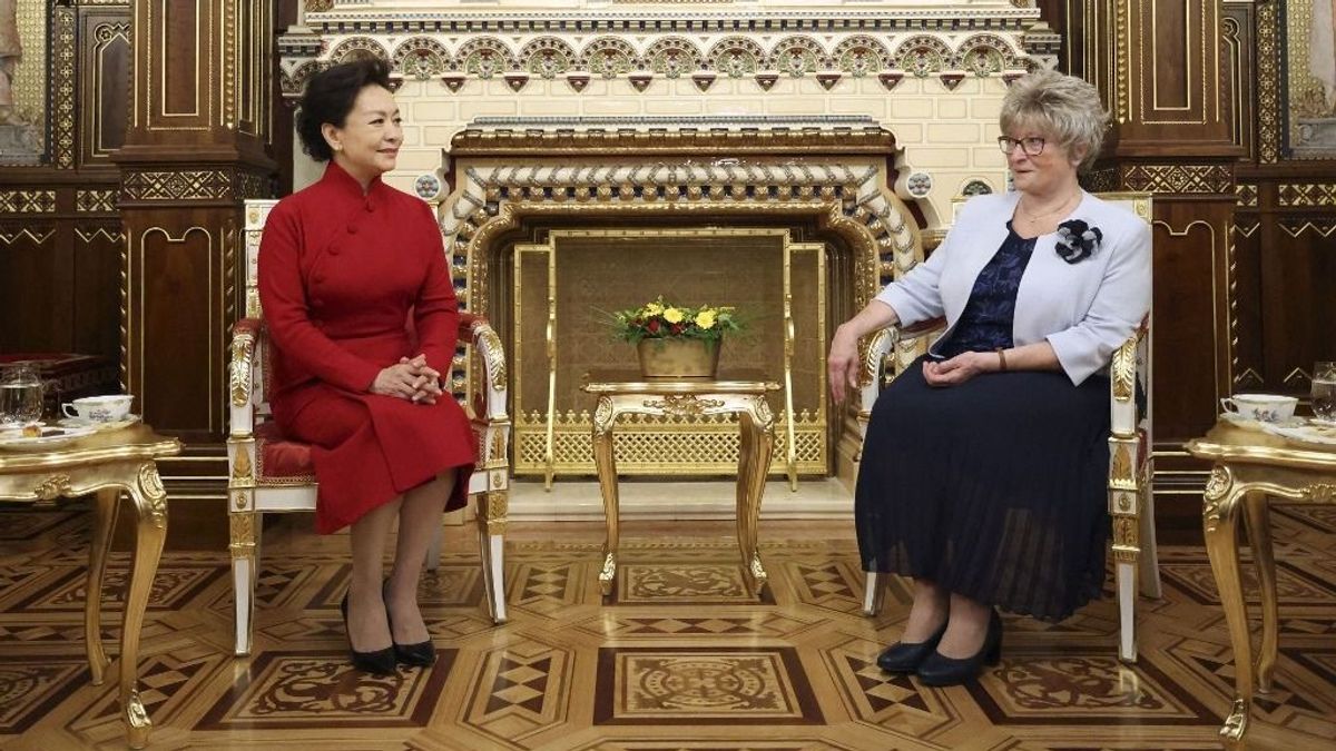 Együtt teáztak a First Ladyk: Peng Li-jüant lenyűgözte a herendi porcelán és a magyar hímzésminták