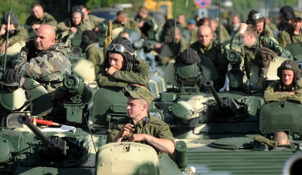 Belarussian soldiers sit atop their infantry fighting vehicles, BMP, in central  Minsk, on June 28, 2012,  during a rehearsal of a military parade to mark the July 3 Independence Day. AFP PHOTO / VIKTOR DRACHEV (Photo by VIKTOR DRACHEV / AFP) kiképzés