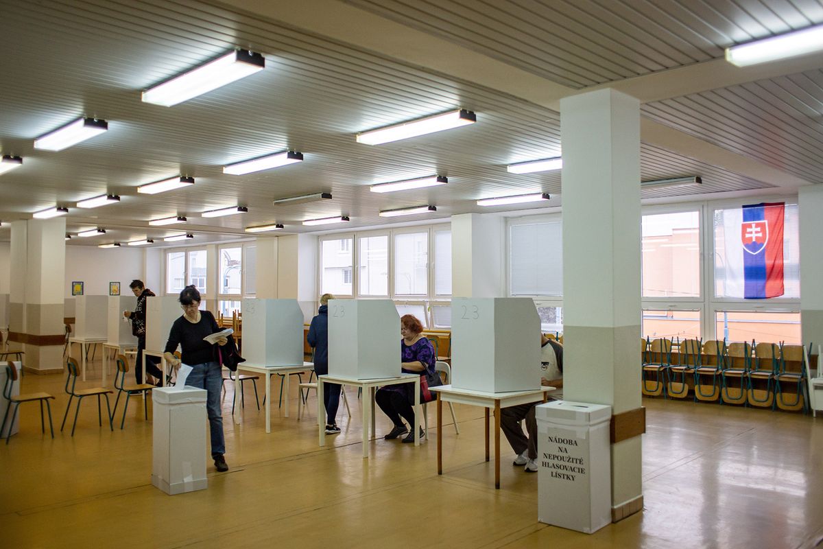 Pozsony, 2023. szeptember 30.Emberek voksolnak egy pozsonyi szavazóhelyiségben 2023. szeptember 30-án, a szlovák parlamenti választások napján.MTI/EPA/Martin Divisek
Szlovákia, szlovákok, önkényuralom
