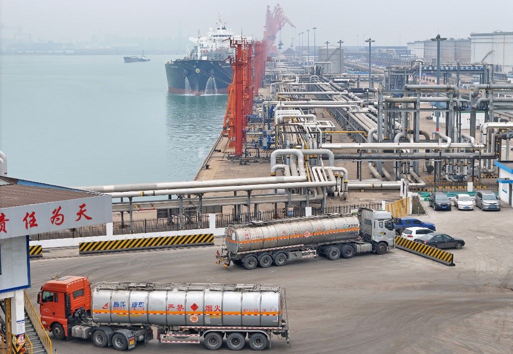 An oil tanker is offloading oil at the Longkou port area of Yantai Port in Yantai, China, on January 9, 2024. (Photo by Costfoto/NurPhoto) (Photo by CFOTO / NurPhoto / NurPhoto via AFP) olaj