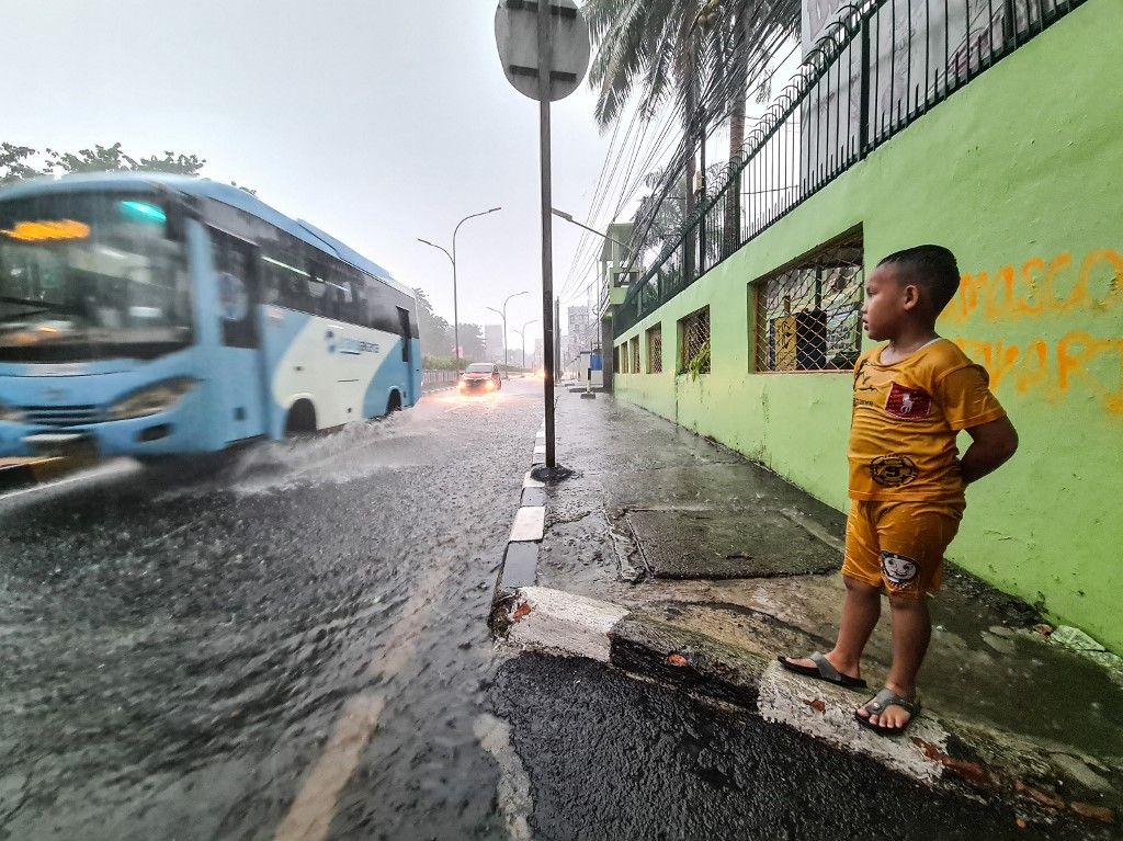 View of streets in Jakarta, Indonesia covered with water as heavy rain hit the area on 16 October 2020. Jakarta Governor Anies Baswedan has urged stakeholders to prepare for potentially hazardous flooding in the capital as the rainy season approaches. The season's dangers are compounded this year by La Nina, a periodic weather phenomenon that tends to cause extreme weather in the Indonesian archipelago. (Photo by Donal Husni/NurPhoto) (Photo by Donal Husni / NurPhoto / NurPhoto via AFP)