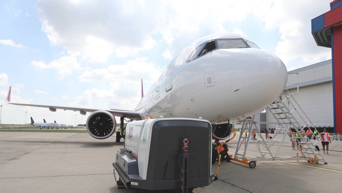 Bemutatták a magyar olimpiai csapatot szállító repülőgépet
