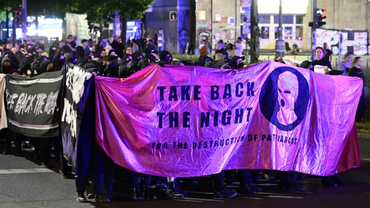 Queer-feminista tüntetés után kapott lángra fél tucat Amazon-szállítókocsi