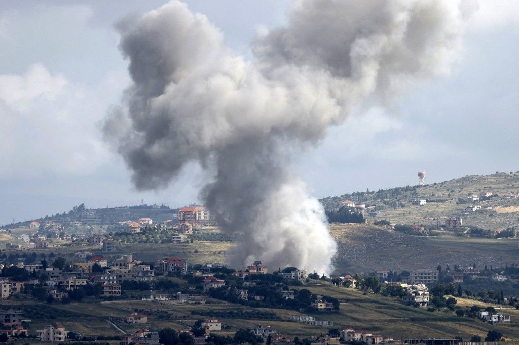 This picture taken from the northern Israeli kibbutz of Malkia along the border with southern Lebanon, shows smoke billowing above the Lebanese village of Mays al-Jabal  during Israeli bombardment on May 5, 2024, amid ongoing cross-border tensions as fighting continues between Israel and Palestinian Hamas militants in the Gaza Strip. A local official in southern Lebanon said an Israeli strike on Mays al-Jabal killed a couple and their child, the latest deadly incident in the border region. (Photo by Jalaa MAREY / AFP)
Izrael, Rafah, izraeli háború