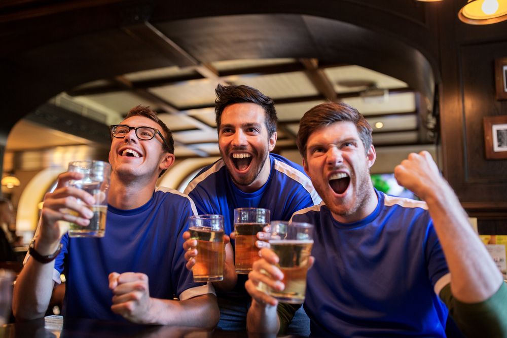 Sport,,People,,Leisure,,Friendship,And,Entertainment,Concept,-,Happy,Football
A sörfőzők az alkoholmentes söreiket népszerűsítik, a márkájuk hirdetésén keresztül pedig az alkoholos italaik eladásait is berobbanthatják.