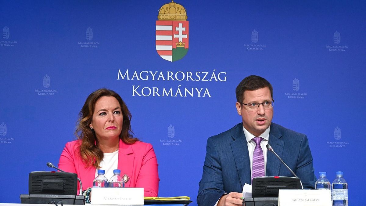 Pillanatokon belül kezdődik a kormányinfó – kövesse élő tudósításunkat