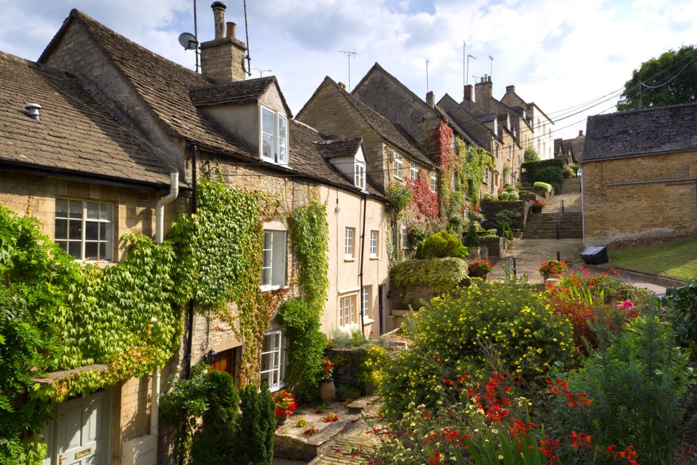 The,Picturesque,Old,Cottages,Of,The,Chipping,Steps,,Tetbury,,Cotswolds,, angol luxus, vidék, kisváros