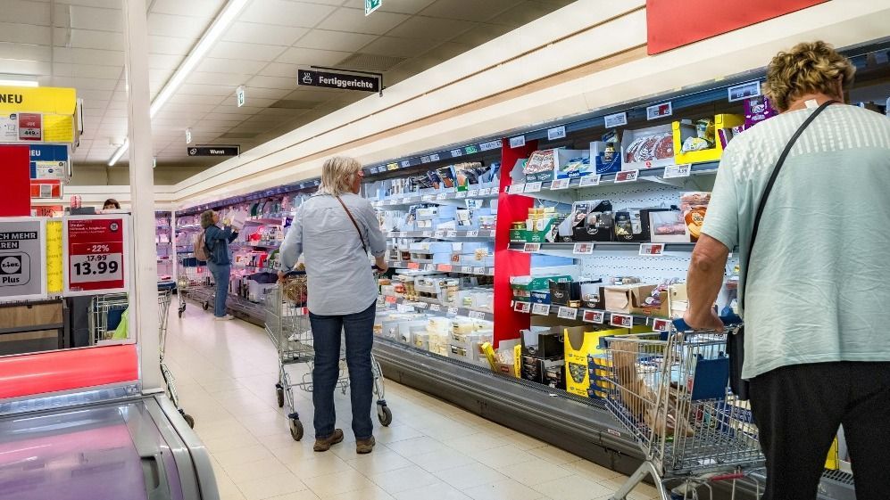 Customer in a discount store
A várakozásokat meghaladó mértékben nőtt az eurózóna harmonizált fogyasztóiár-indexe 