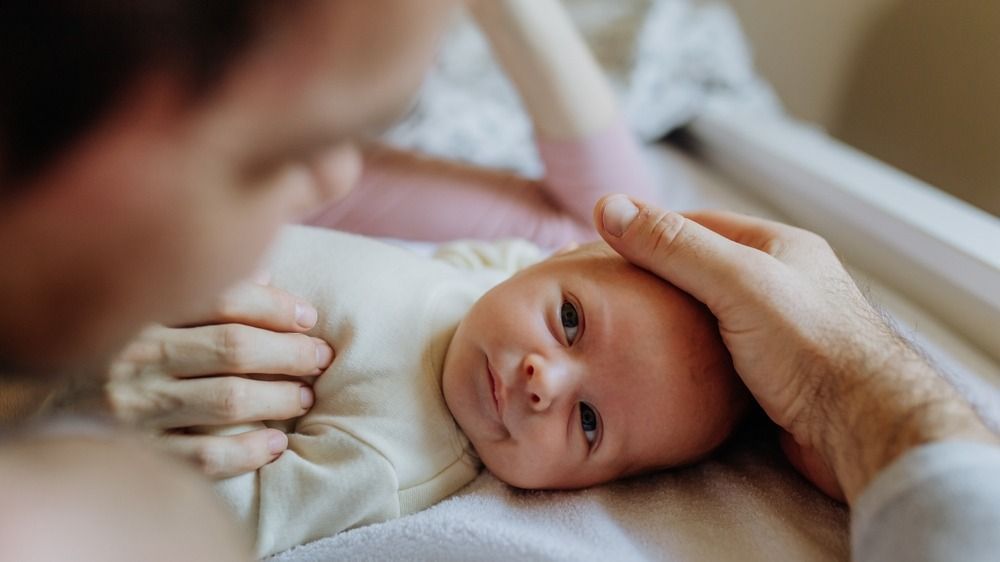 Close-up,Of,Parents,Cuddling,Their,Newborn,Baby. a világ népessége