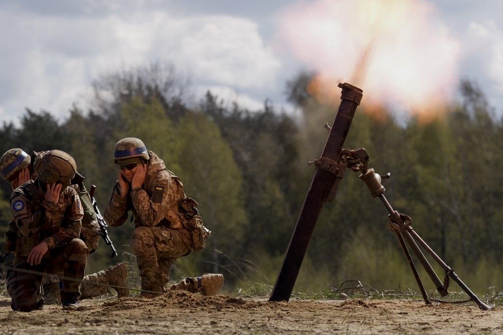 French and Ukrainain soldiers are seen during training in an undisclosed loaction in Poland on 04 April, 2024. The Senate on Tuesday overwhelmingly voted in favour of a bill that includes USD 61 billion worth of aid for Ukraine. The long awaited foreign aid bill was signed into law on Wednesday by President Biden months after it's initial proposal. (Photo by Jaap Arriens/NurPhoto) (Photo by Jaap Arriens / NurPhoto / NurPhoto via AFP) ukrajna, háború, fegyver