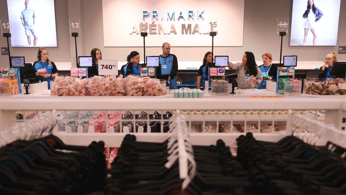 Kígyózó sorok a budapesti Primark előtt – órákig is eltarthat, hogy valaki bejusson