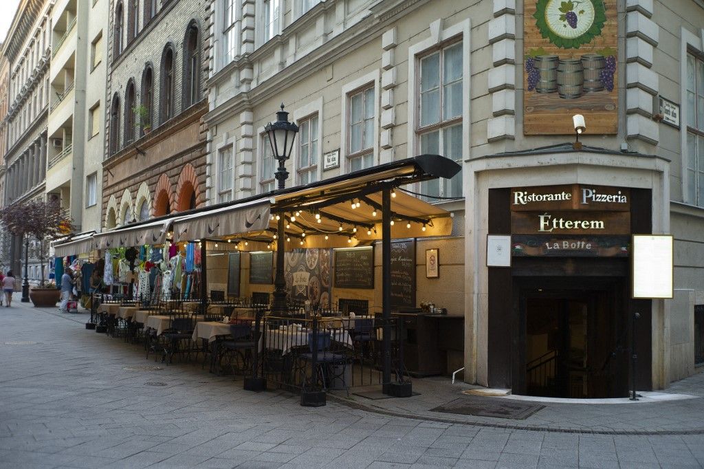 Váci Utca Street In Budapest
vendéglátó
üzlet
ingatlan