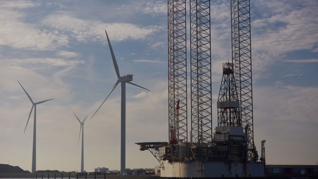 Dutch Ports Become Strategic Hubs For EU's Energy Supplies And Climate SolutionsEEMSHAVEN, NETHERLANDS - OCTOBER 31: Wind turbines and an offshore platform are seen in the port of Eemshaven on October 31, 2022 in Eemshaven, Netherlands. Dutch ports play a crucial role in the hydrogen economy, as well as providing key logistical support in delivering gas since the Russian invasion of Ukraine affected energy sources in Europe. (Photo by Pierre Crom/Getty Images) klímaváltozás elte