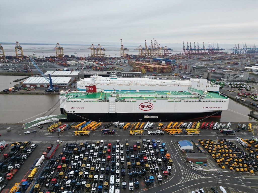 BYD A kínai autók inváziója 26 February 2024, Bremen, Bremerhaven: The car freighter "BYD Explorer No.1" with 3,000 new cars on board is docked at BLG's car terminal in Bremerhaven (photo taken with a drone). The BYD Explorer No.1 has arrived in Europe from Shenzen in China. Photo: Lars Penning/dpa (Photo by Lars Penning / DPA / dpa Picture-Alliance via AFP)