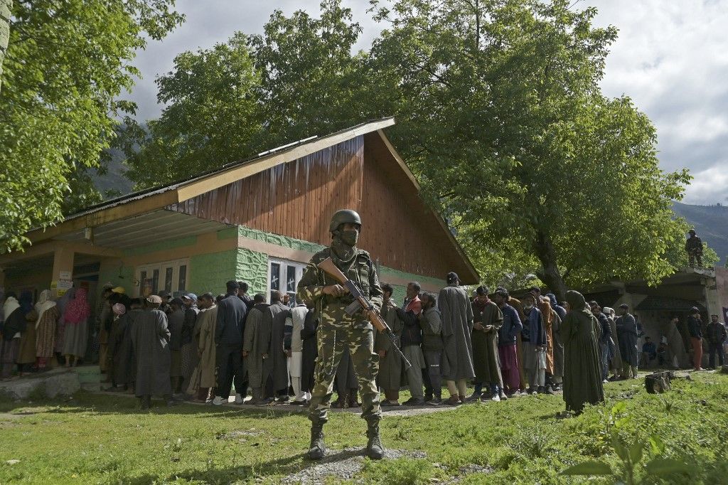 A szavazók sorban állnak, hogy leadhassák voksukat az indiai általános választások negyedik szakaszában a Srinagartól északkeletre fekvő Ganderbal körzetben, 