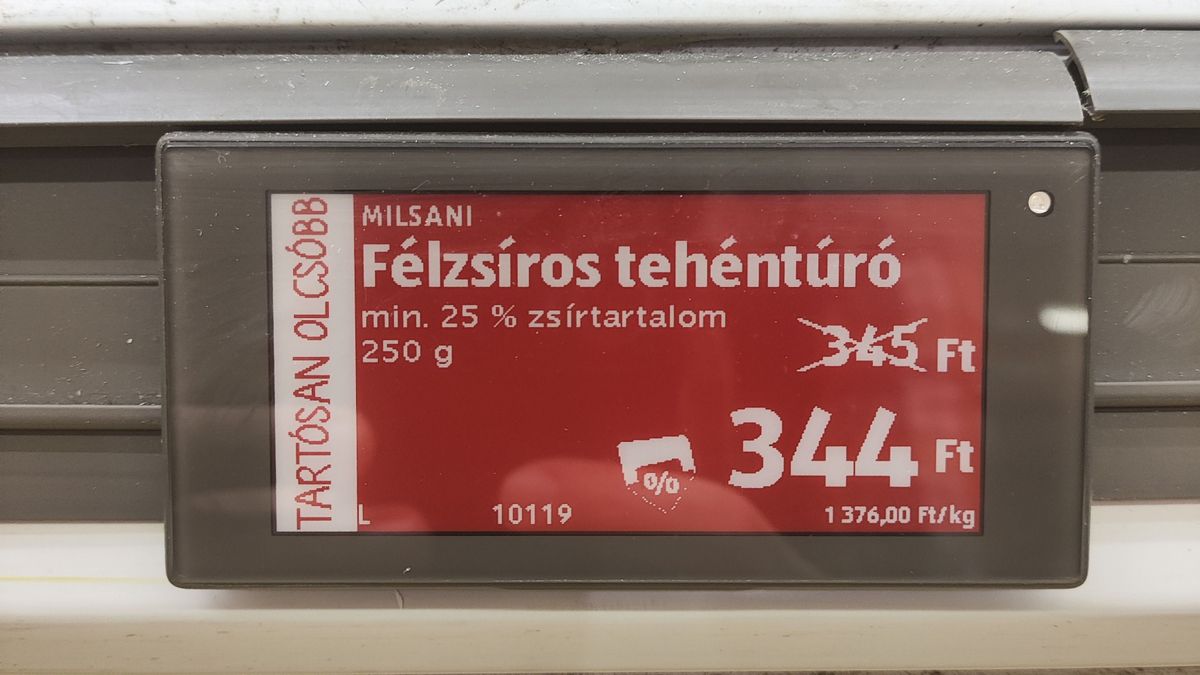 Hihetetlen leárazás az egyik legnagyobb magyar boltban: egy forinttal akciózták le a túrót, néggyel a tejfölt – nincs rá magyarázat, mi történik