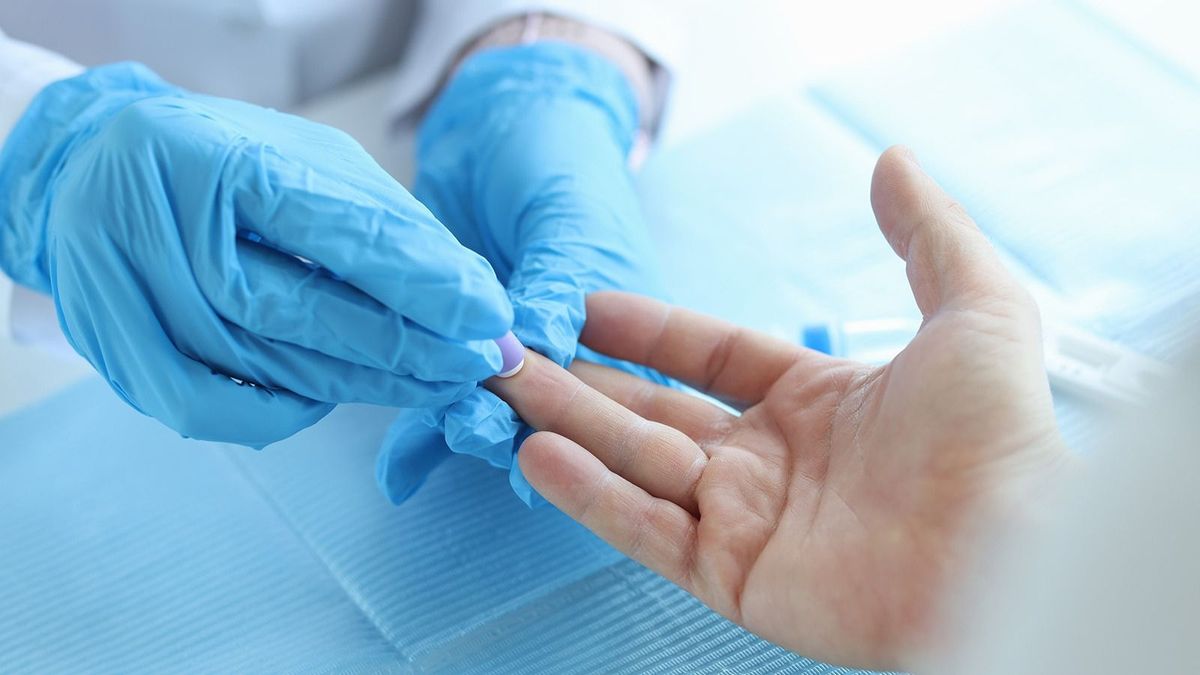 Close-up,Of,Nurse,Lab,Technician,In,Gloves,,Using,Painless,Scarifier