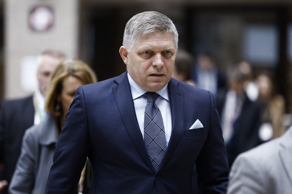 Slovakia's Prime Minister Robert Fico walks during the European Council summit at the EU headquarters in Brussels, on April 18, 2024. (Photo by KENZO TRIBOUILLARD / AFP), Fico állapota