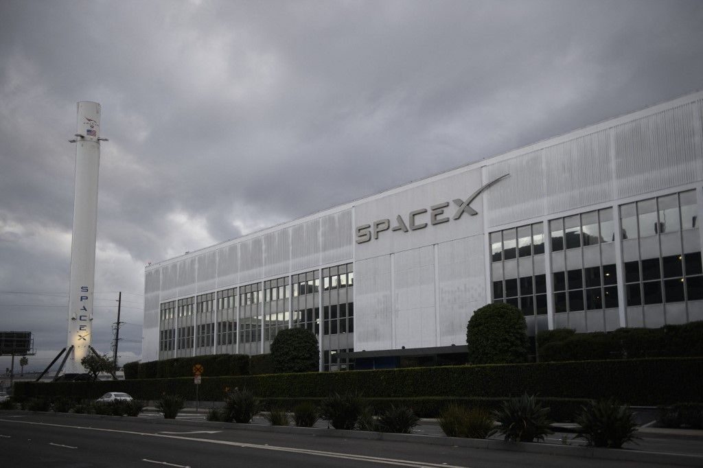 A SpaceX bemutatta új Extravehicular Activity (EVA) űrruháját, amely a kereskedelmi űrrepülés fontos fejlesztése 
A Falcon 9 rocket is displayed outside the Space Exploration Technologies Corp. (SpaceX) headquarters on January 28, 2021 in Hawthorne, California. (Photo by Patrick T. FALLON / AFP)